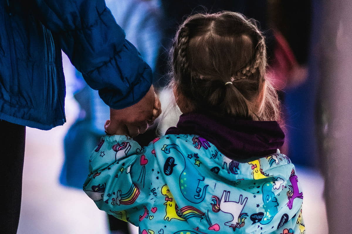 Από το «Μη μιλάς σε αγνώστους» στο «Μπορείς να μιλήσεις σε μένα»: Ένας πρακτικός οδηγός για γονείς και δασκάλους